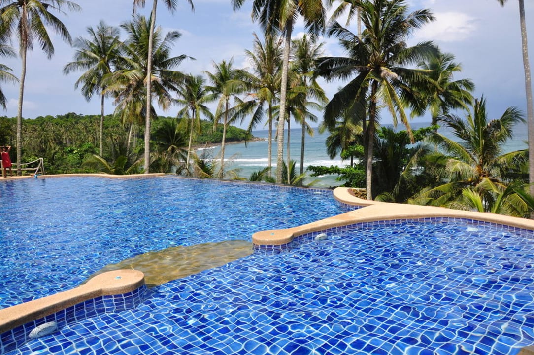 Pool, dahinter das Meer Koh Kood Beach Resort