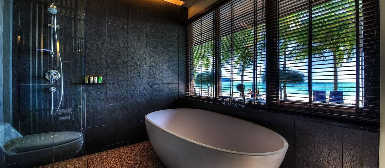 Suit Bathroom Pelangi Beach Resort & Spa