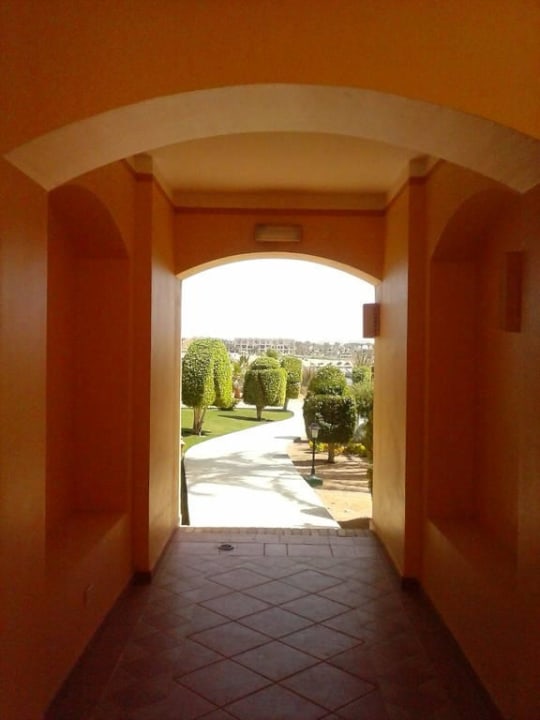 Blick durch Torbogen Steigenberger Coraya Beach - Adults only