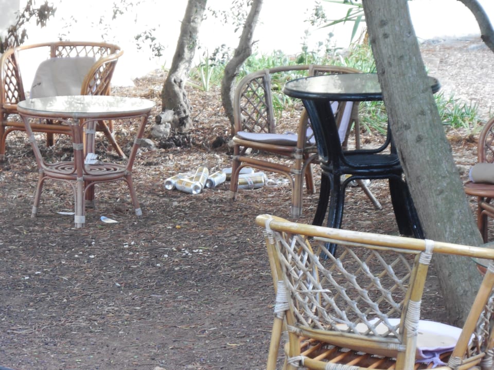 Garten mit Müll der nie weggeräumt worde Bei Juan Playa Blanca