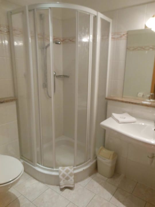 Dusche mit dem kleinen Abfallkübel Walters Garden Hotel
