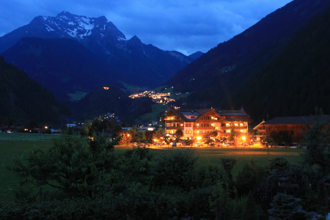 Ausblick am Abend, sehr schön beleuchtet  Gästeheim Auwitsch