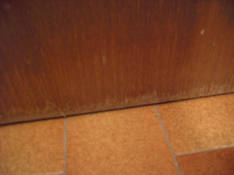 Abgenutzte Badtür Pension Carola