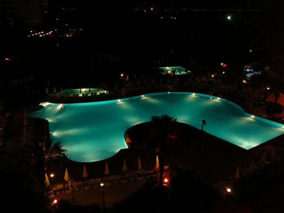 Widok nocą z pokoju hotelowego Bella Resort & Spa