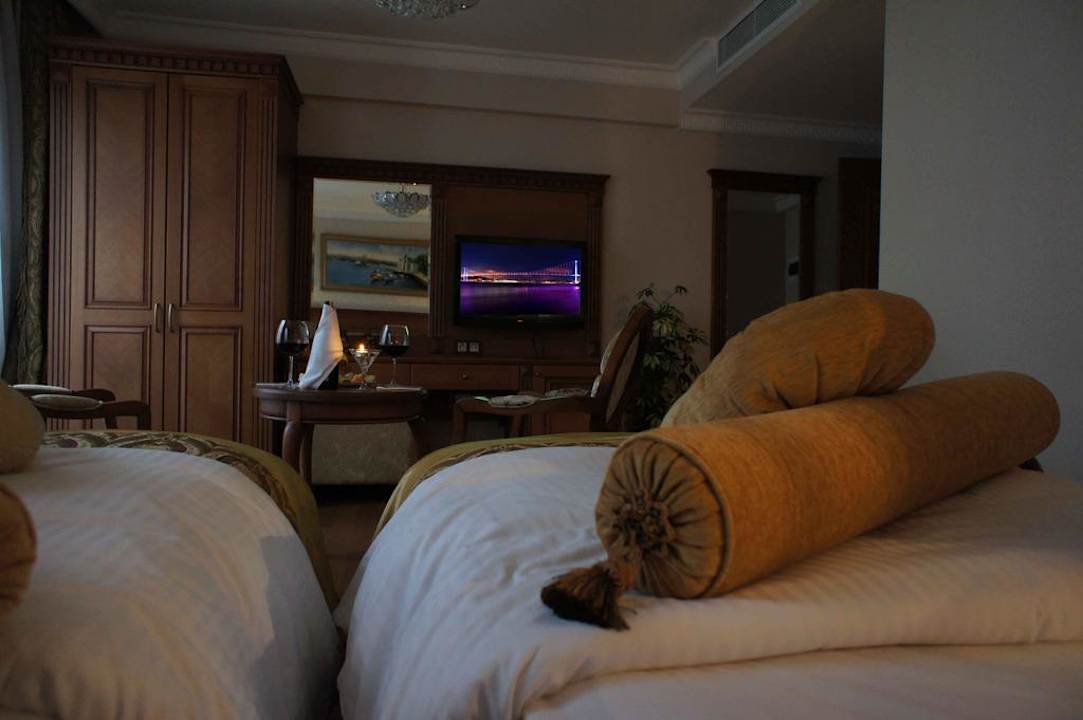 Twin room Hotel Millennium Suites