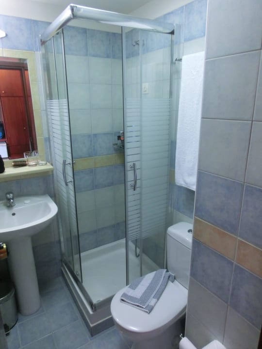 Bad mit sehr kleiner Dusche 70x70 Alianthos Garden Hotel