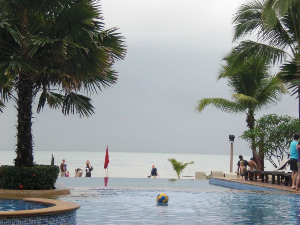 Pool mit Blick aufs Meer La Flora Khao Lak