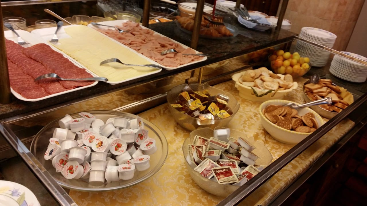 Frühstück alles was dein Herz begehrt !!! Hotel Stockholm