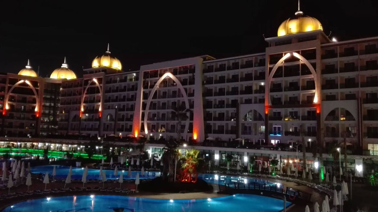 Widok nocny hotelu i basenów Alan Xafira Deluxe Resort & Spa