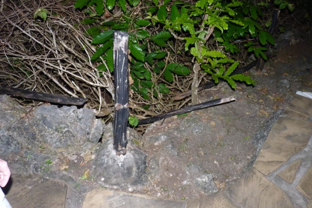 Defekte Wegbegrenzung Hotel Papillon Lagoon Reef