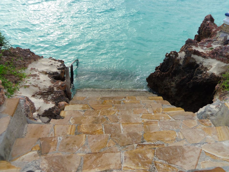 Bei Flut führt die Treppe direkt ins Meer! Royal Zanzibar Beach Resort