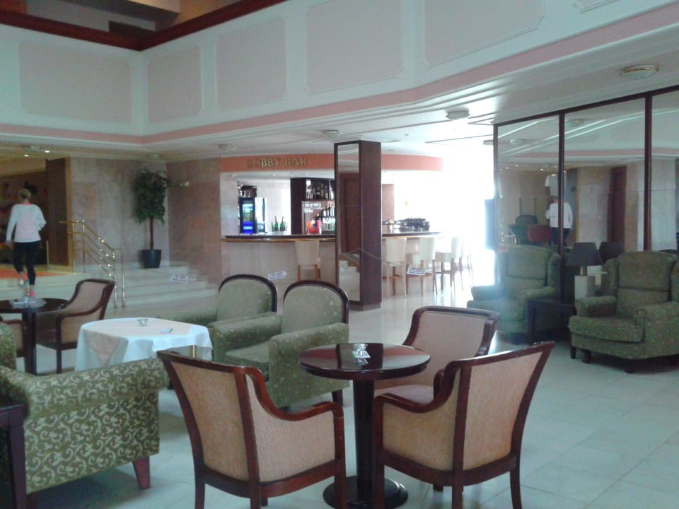 Příjemné posezení s příjemnou obsluhou Chateau Monty Spa Resort