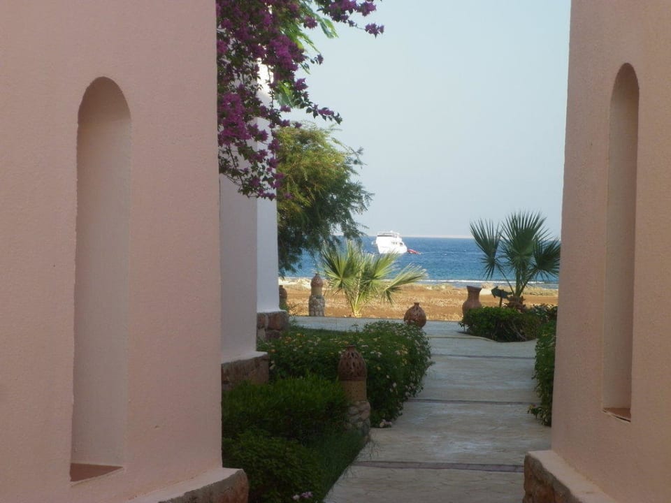 Schiff, Meer,Strand, Weg und Häuser Shams Alam Beach Resort