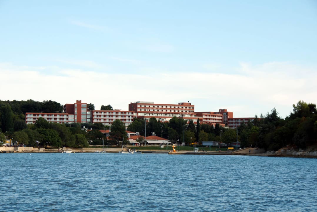 Blick auf das Hotel bei Einfahrt mit dem Boot Hotel Albatros Plava Laguna