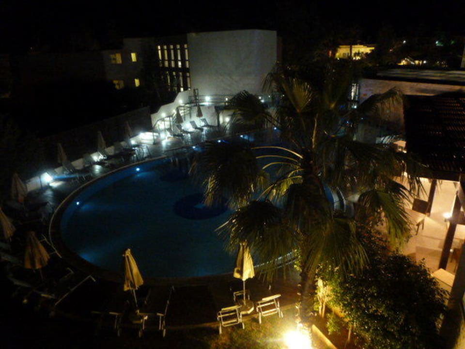 Blick von unserem Zimmer bei Nacht Minos Mare Royal