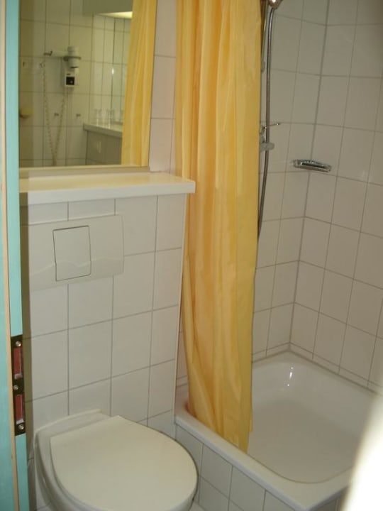 Bad mit Duschbereich IFA Schöneck Hotel & Ferienpark