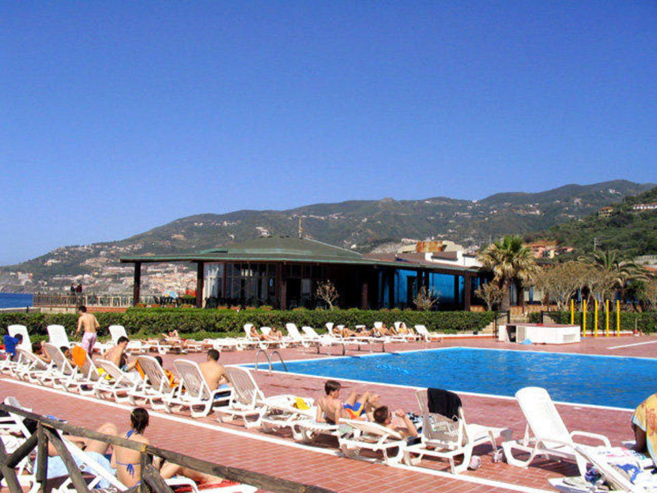 Piscina vista dai vialetti Hotel Villaggio Calanovellamare