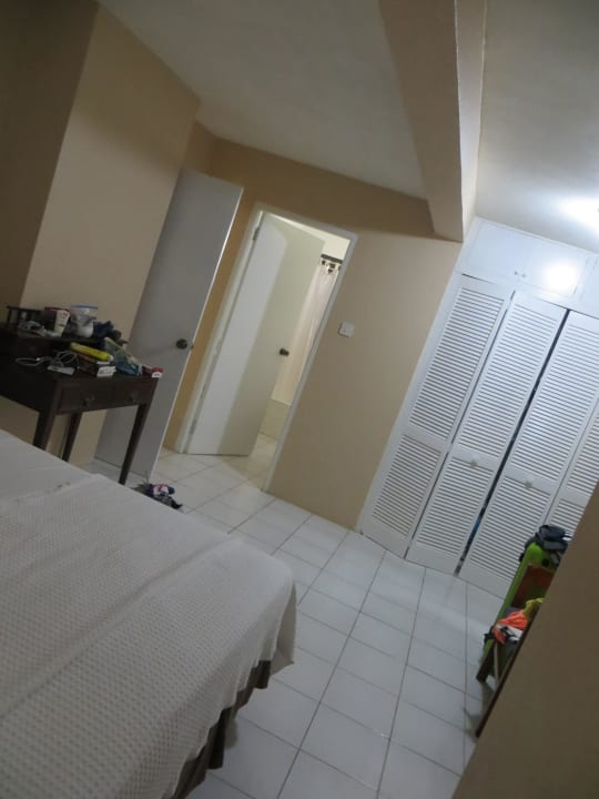 Schlafzimmer mit Blick Richtung Bad Coconut Court Beach Hotel