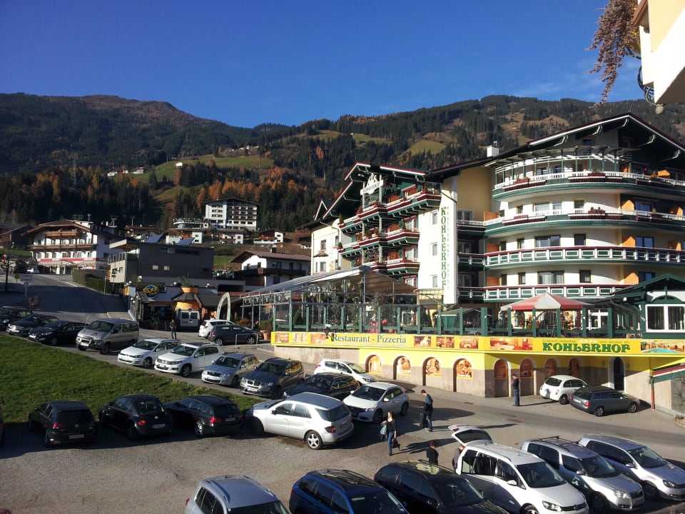 Blick vom Wellnessschlössl aufs Haupthaus Hotel Kohlerhof