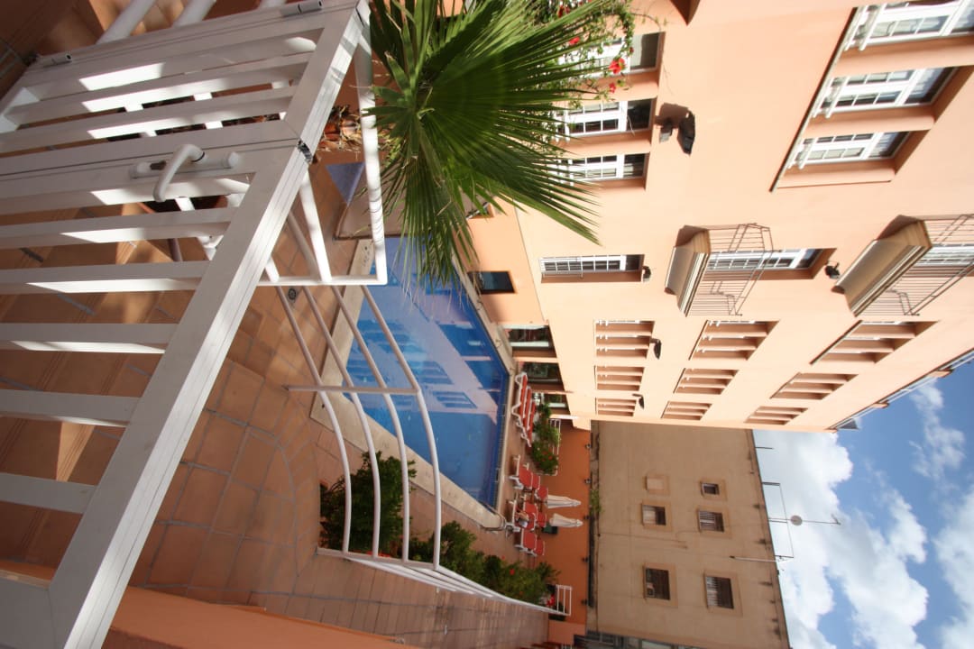 Zugang von der eigenen Terrasse zum Pool Artmadams Hotel