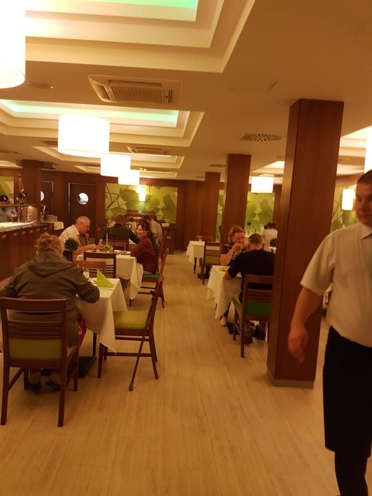 Blick ins Restaurant Hotel Délibáb