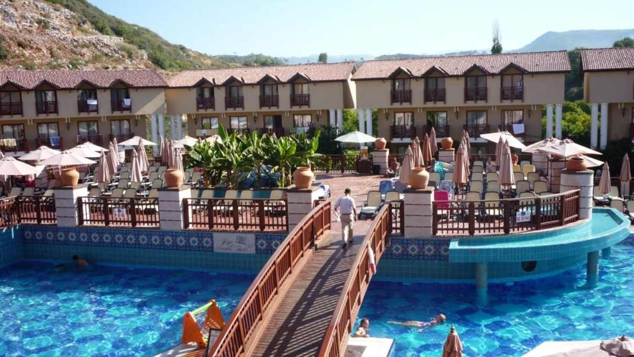 Basen widziany z balkonu NoxInn Club