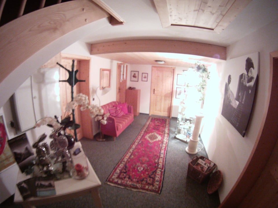 Durchgang Skiraum und Praxisräume Landhaus Berktold