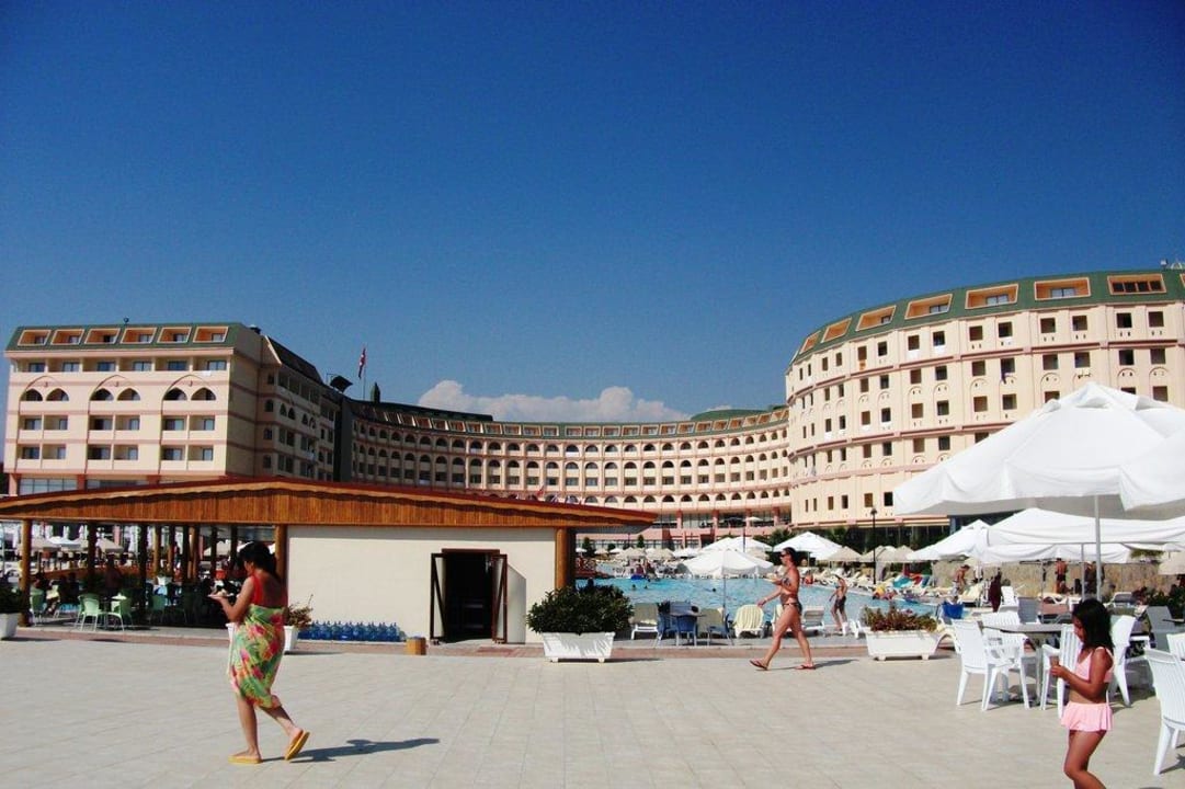 За баром, перед парком Bayar Family Resort Spa