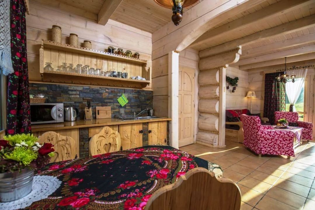 Domek regionalny - kuchnia i salon Ferienhaus Tajgolka