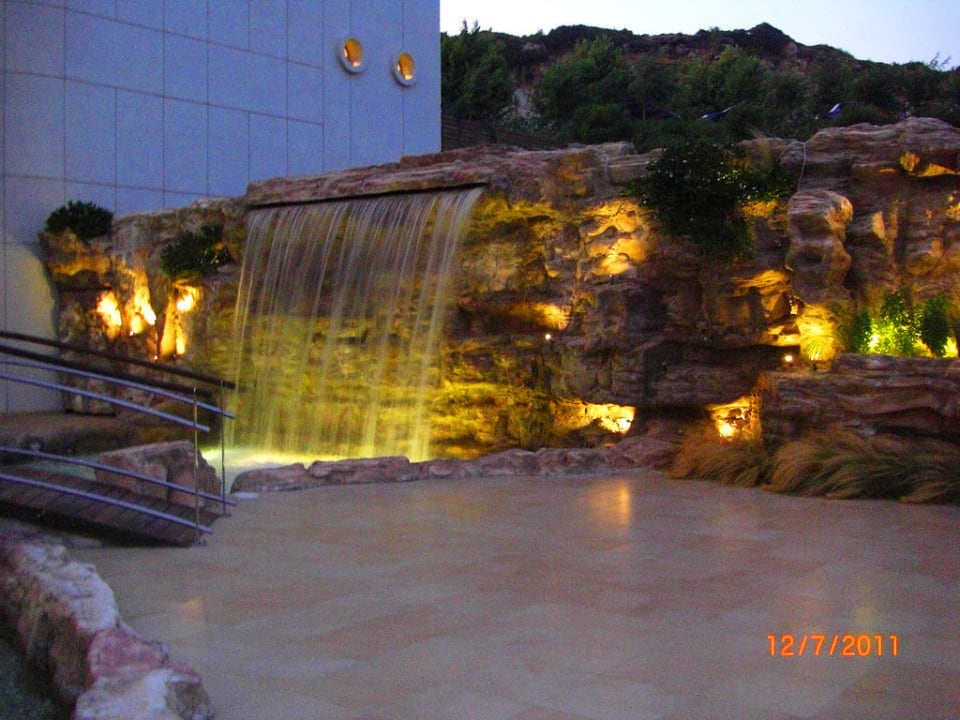 Wasserfall in der Gartenanlage Elysium Resort & Spa Hotel