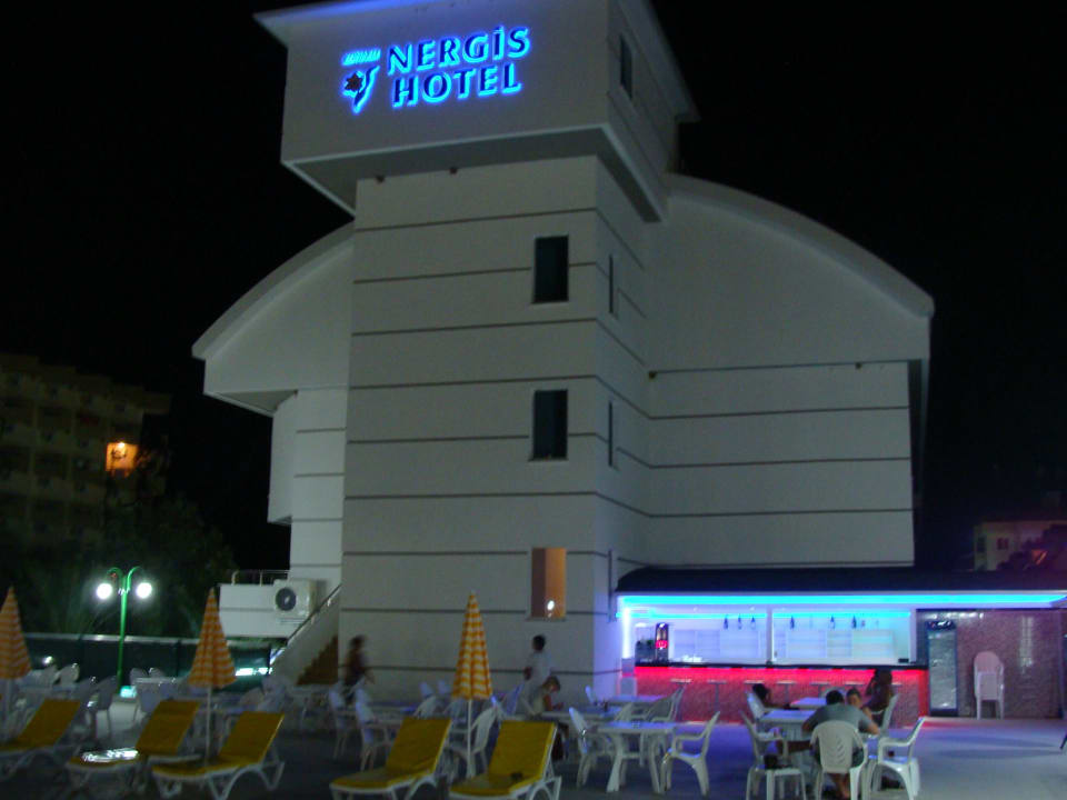 Hotel bei Nacht Opia Hotel