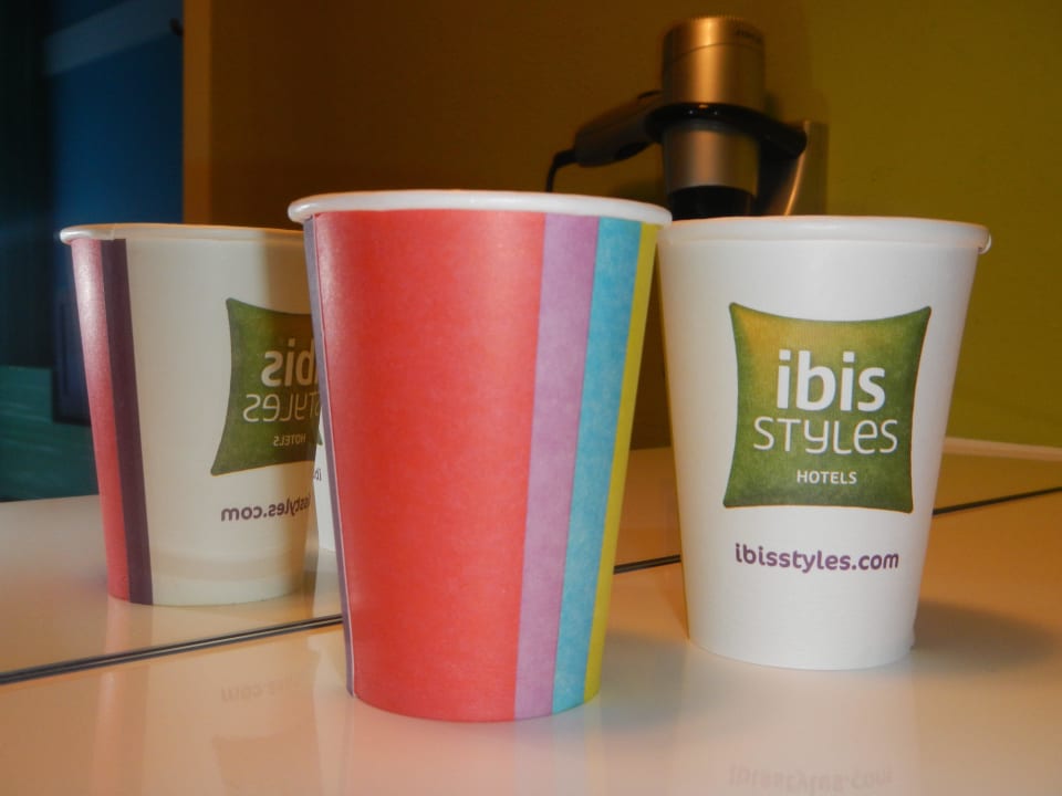 Becher in der Lobby   ibis Styles Hotel Düsseldorf-Neuss