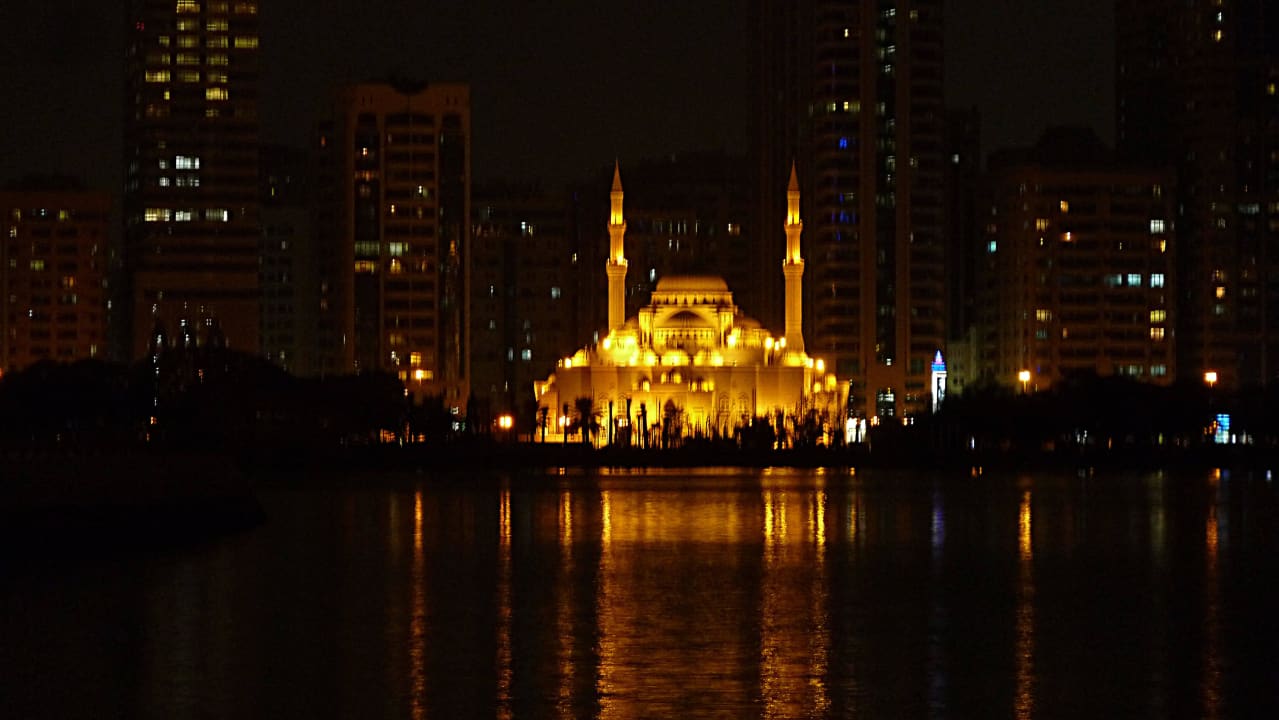 Blick von der Promenade bei Nacht Corniche Hotel Sharjah