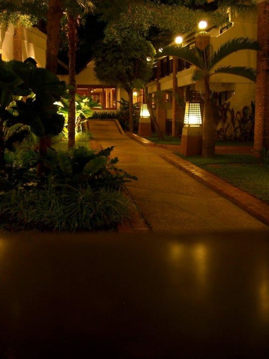 Hotelanlage bei Nacht Woodlands Hotel & Resort