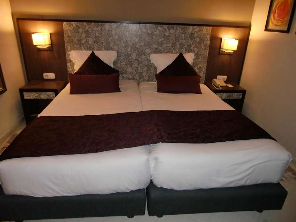 Unser Bett bei der Ankunft Hotel Rosa Beach