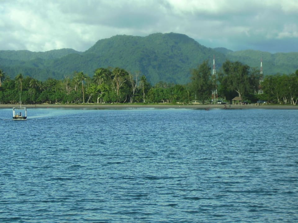 Resortsandstrand in der Mele Bay Hotel Hideaway Island Resort