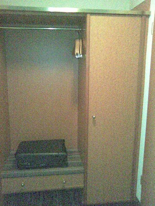 Kleiderschrank und Kofferablage Leonardo Hotel Hamburg Airport