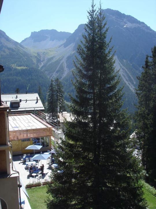 Blick zum Hotelgarten mit Café Waldhotel Arosa