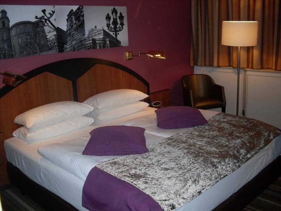 Bequemes Doppelbett Leonardo Hotel Frankfurt City South