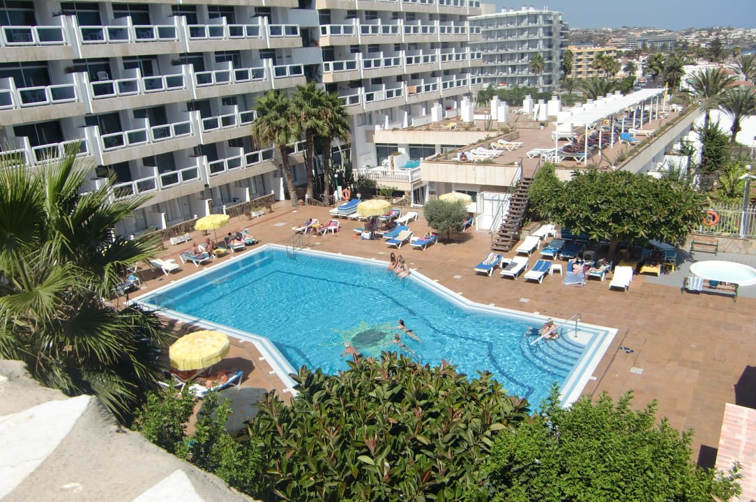 Hotel und Pool von der Promenade aus Hotel Europalace