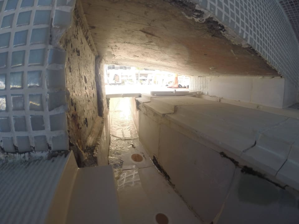 Zustand unter der Brücke, sieht man beim Schwimmen Seaden Sea Planet Resort & Spa