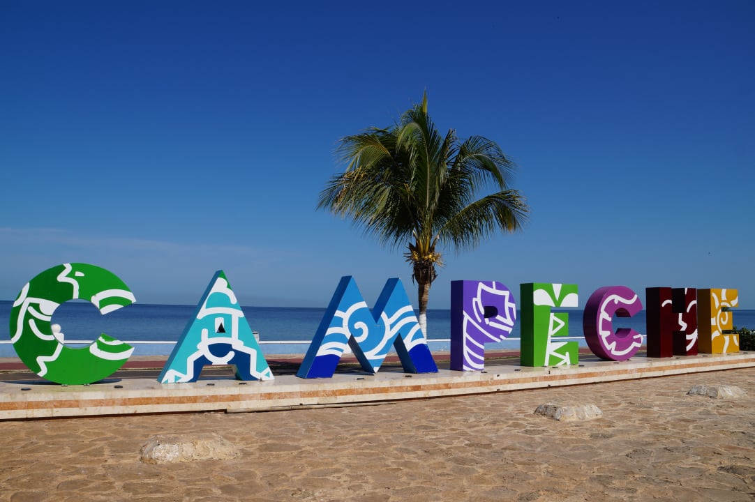 Schriftzug gegenüber des Hotels am Malecon Gamma de Fiesta Inn Campeche Malecon