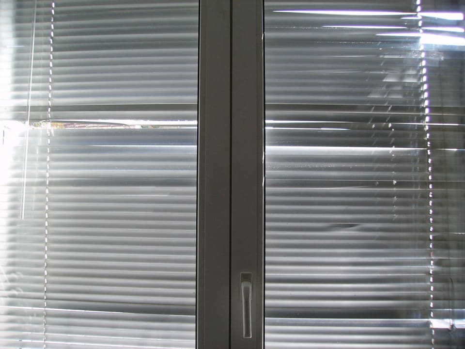 Die kaputte Jalousie Carlton Opera Hotel