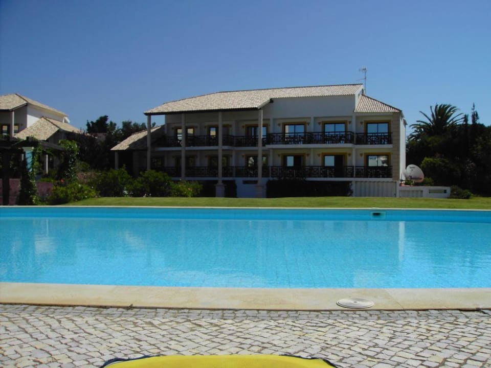 Blick vom Pool zum etwas größerem Gästehaus Hotel Luzmar Villas