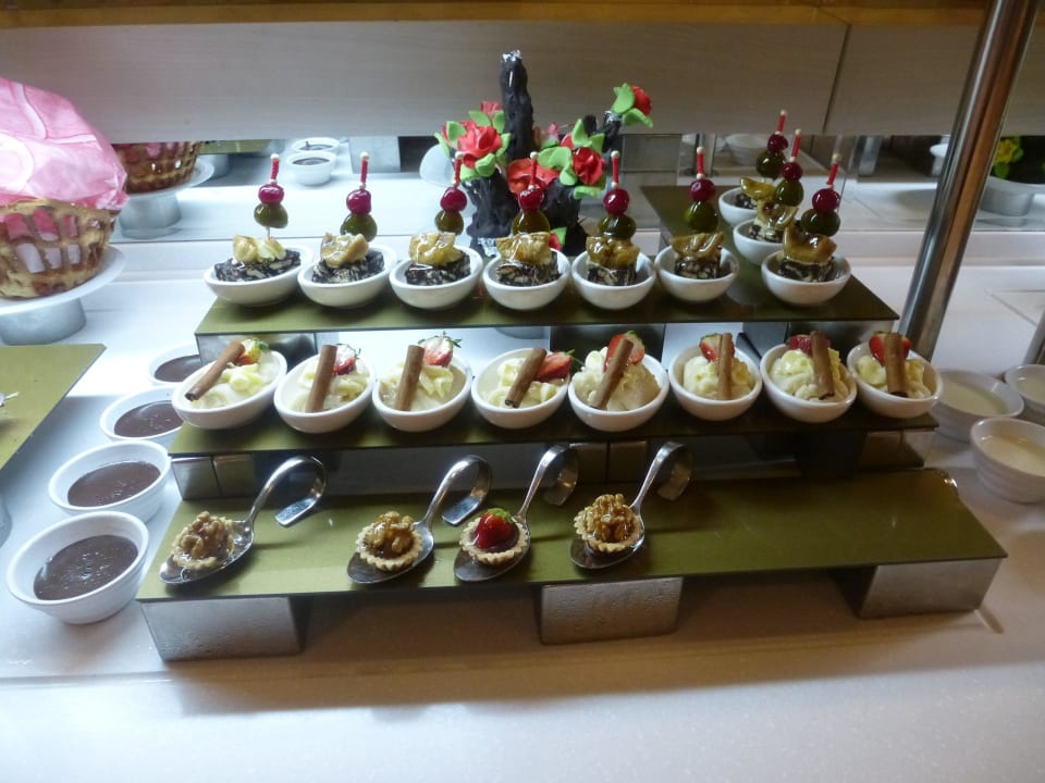 Jeden Tag tolles Büffet. Royal Alhambra Palace