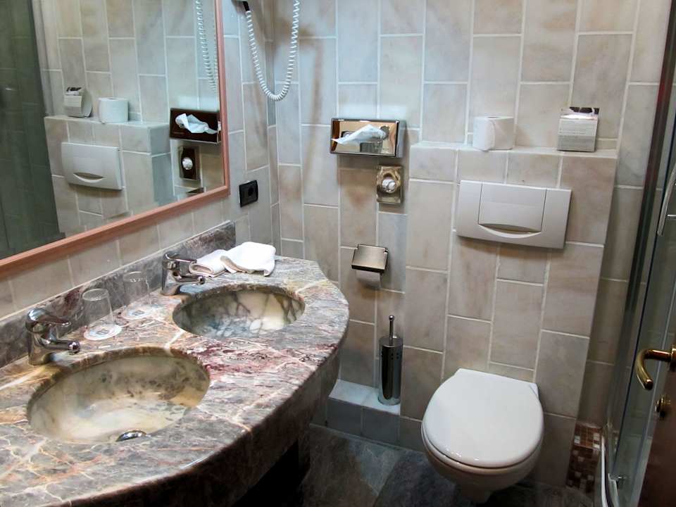 Waschtische nebst Toilette Hotel Santo