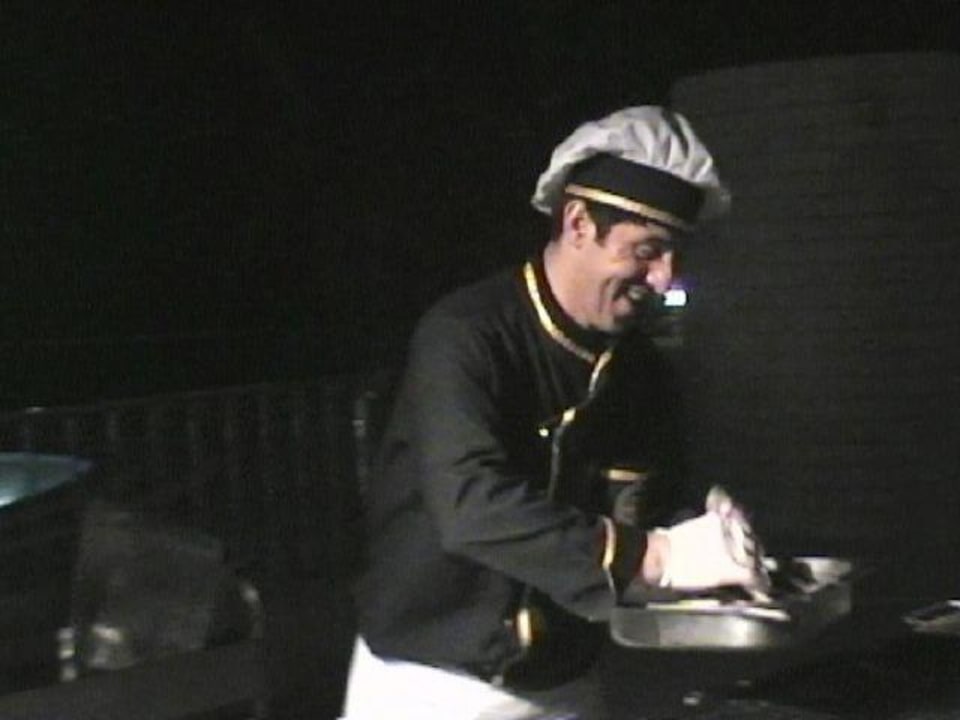 er hat Fisch auf dem Grill zubereitet VONRESORT Golden Coast