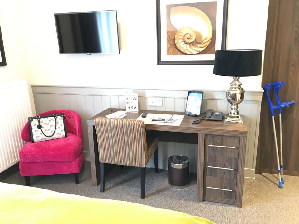 Schreibtisch mit Haus-Tablet Hotel Max am Meer Kühlungsborn