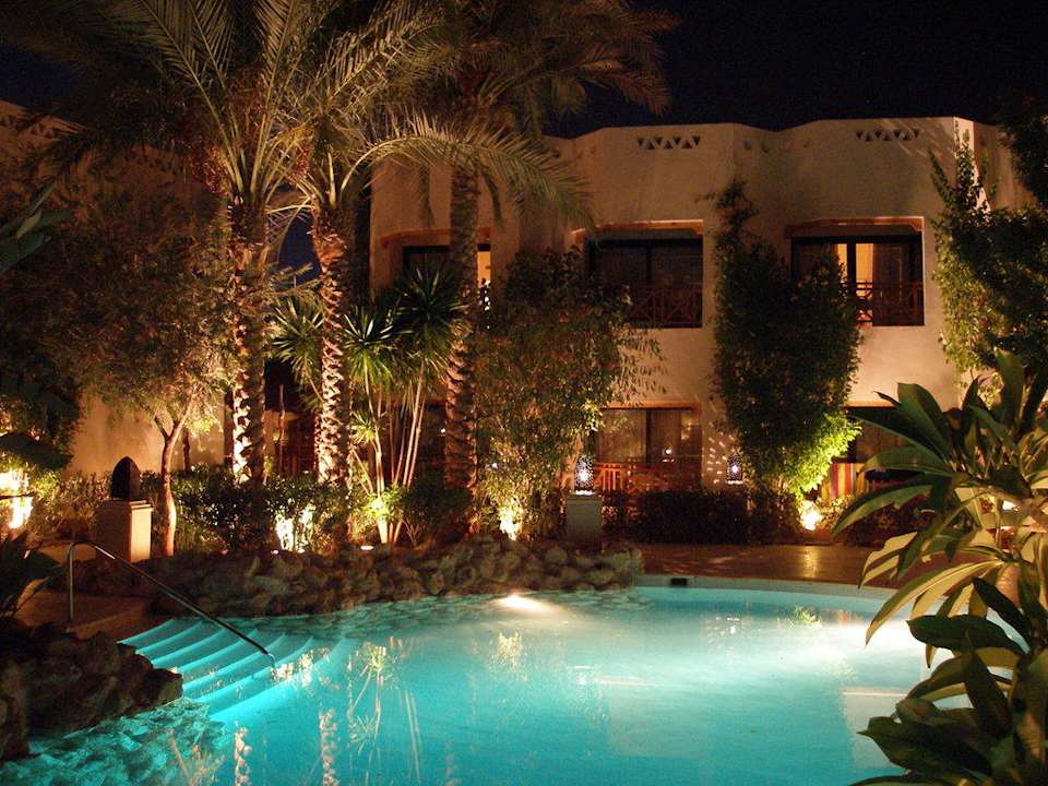 Poollandschaft bei Nacht Ghazala Gardens