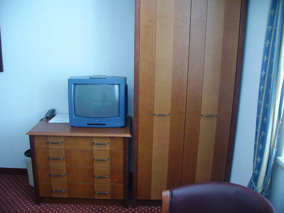 Schrank, Kommode, Fernseher Carlton Opera Hotel